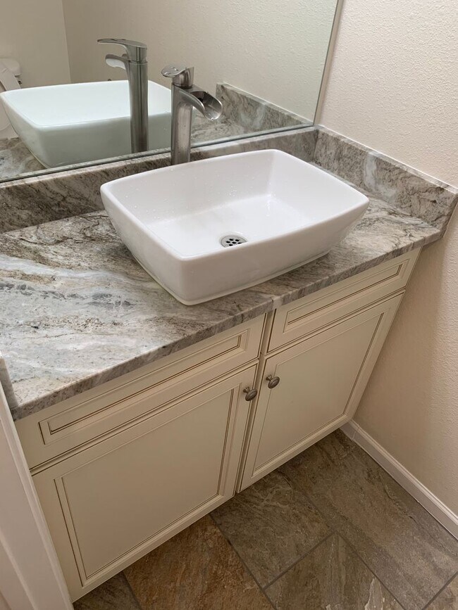 Building Photo - Enjoy this beautifully updated 3 Bed/2.5 B...