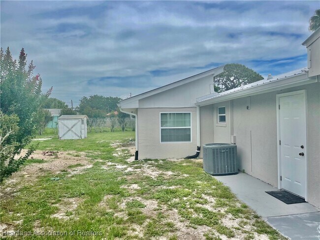Building Photo - 1409 Palm Way