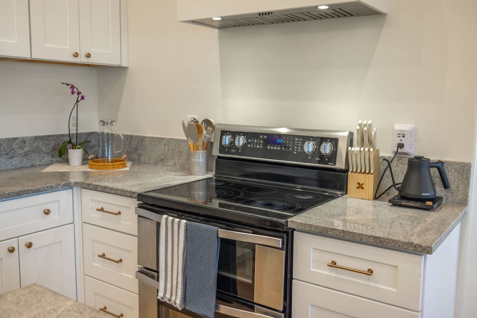 Building Photo - 1157 E Sego Lily Dr