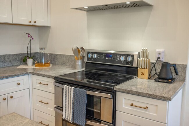 Building Photo - 1157 E Sego Lily Dr