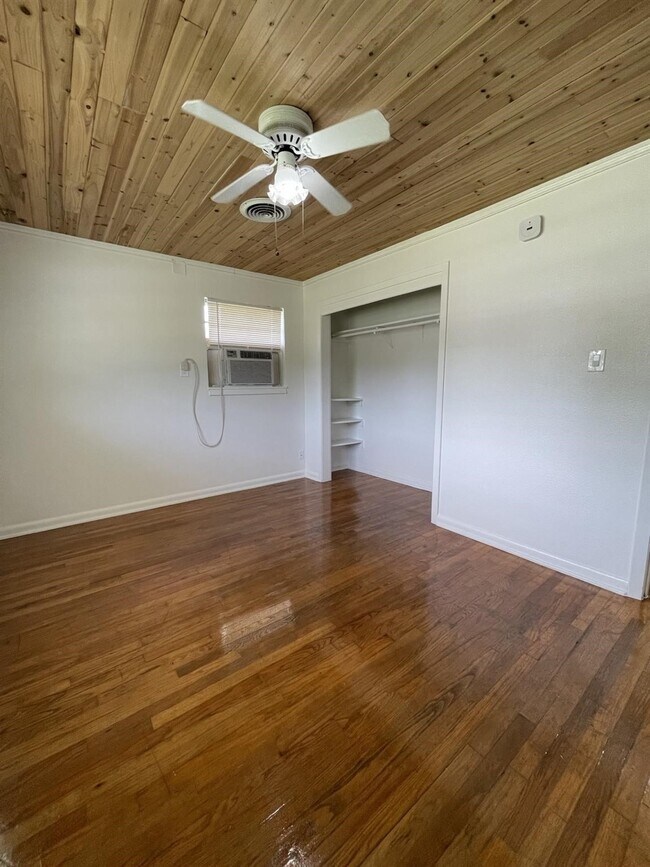 Building Photo - 1004 Oak Dr