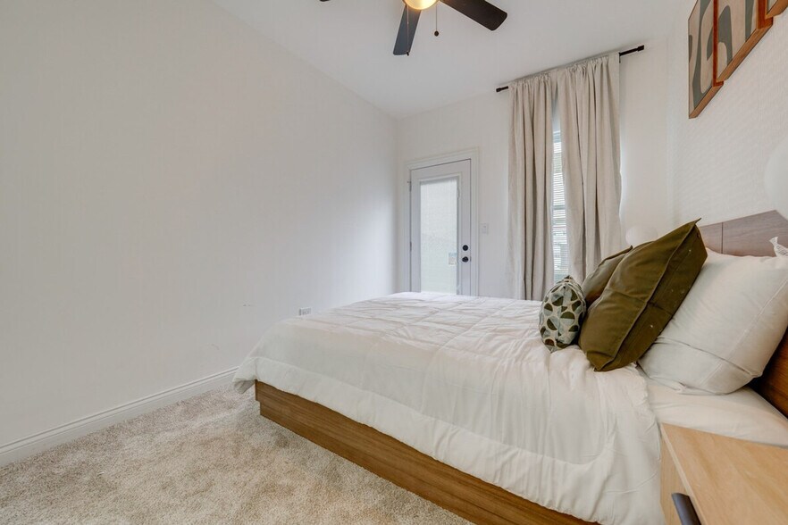 Building Photo - 4727D Yender Ave