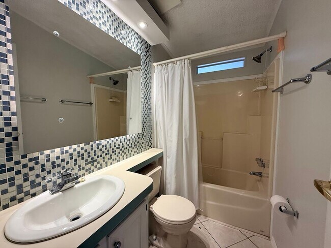 Building Photo - Large and Spacious 3/3 on near half acre NO HOA!