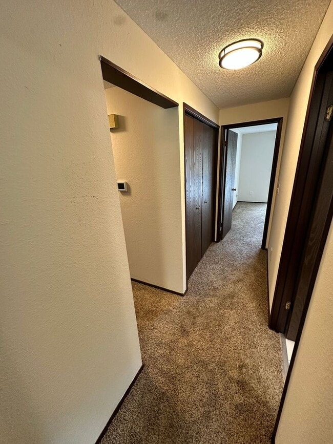 Building Photo - Beautiful well Maintained Duplex for rent