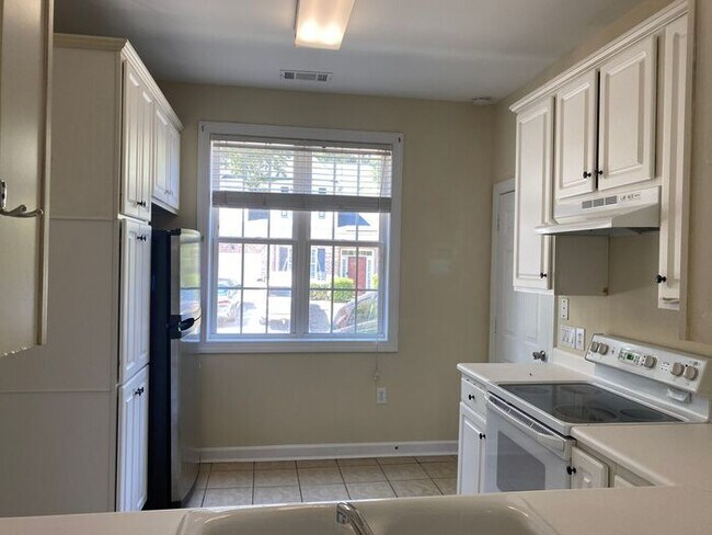 Building Photo - 4BRd Carleton Place, Upscale Brick town home, 1 car garage!  Central Wilmington!