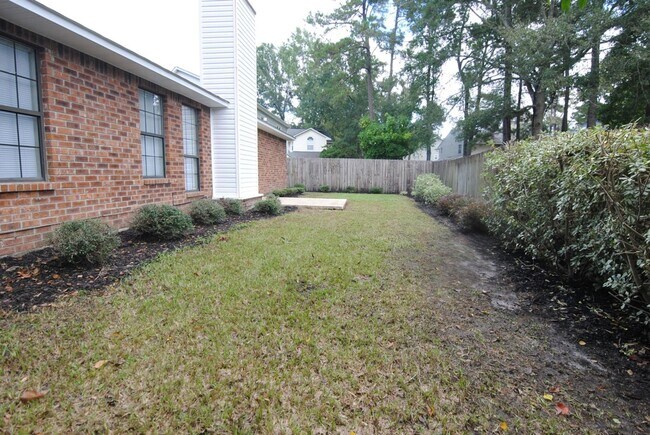 Building Photo - Charming 3 Bed 2 Bath home with ample yard...