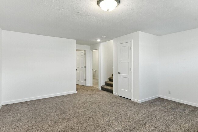 Building Photo - Near Lake Flanagan