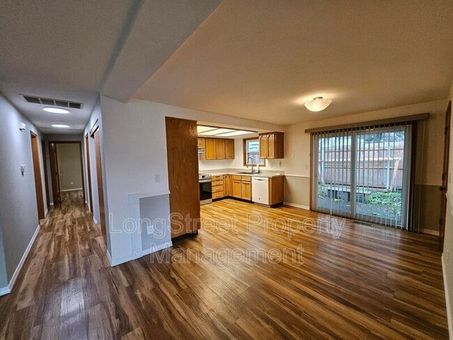 Building Photo - 5030 NE Roselawn St