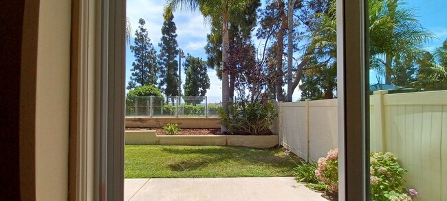 Building Photo - Bright And Airy End Unit In Gated Sanderling Community