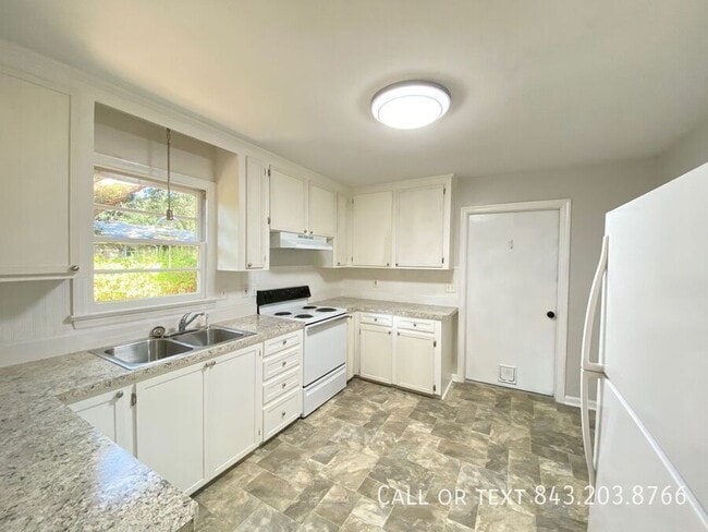 Building Photo - 1821 Somerset Cir