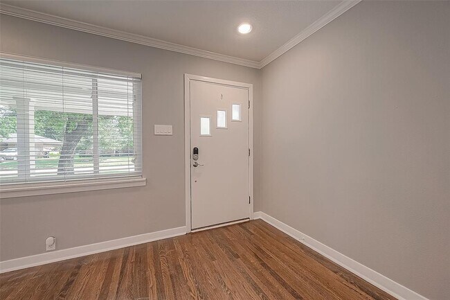 Building Photo - 942 W 30th St