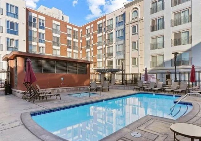 Building Photo - 445 Island Ave