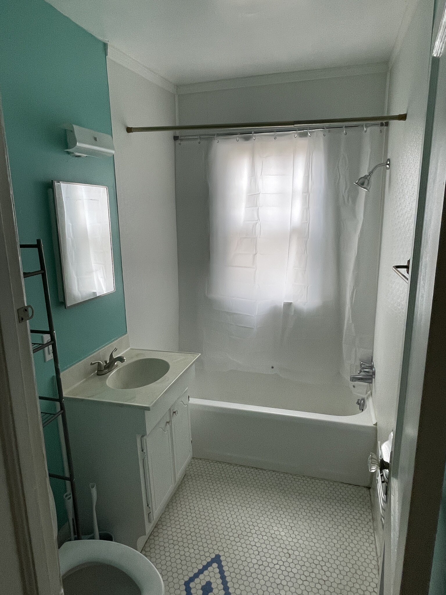 Bathroom - 542 N Broadway Ave