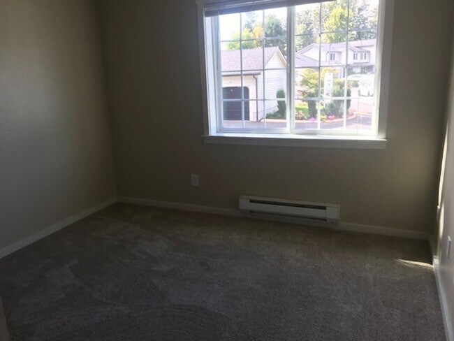 Building Photo - $2500-3Beds 2BA W/D 2 reserved parking, po...
