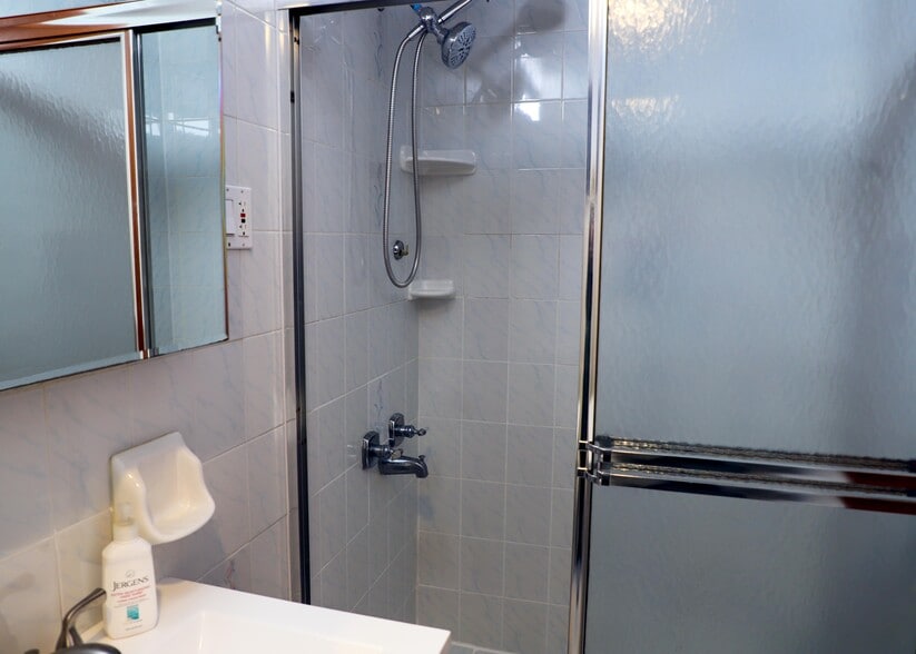 Building Photo - 15 Bleecker St