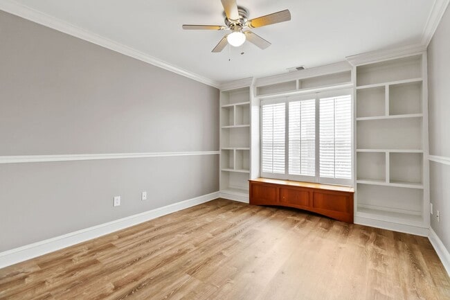 Building Photo - Beautiful Home just minutes from Mountain Island lake