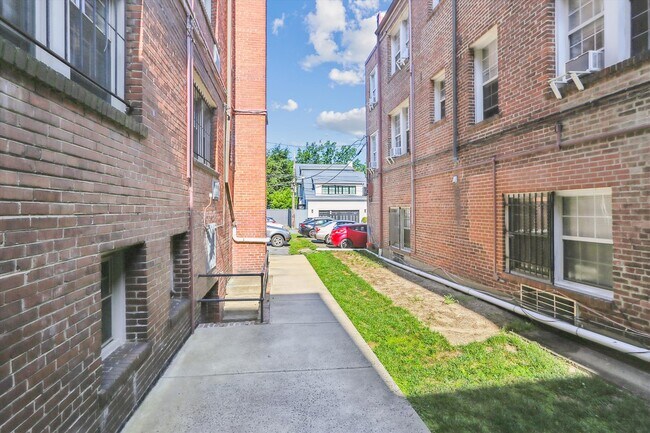 Building Photo - 3028 Wisconsin Ave NW