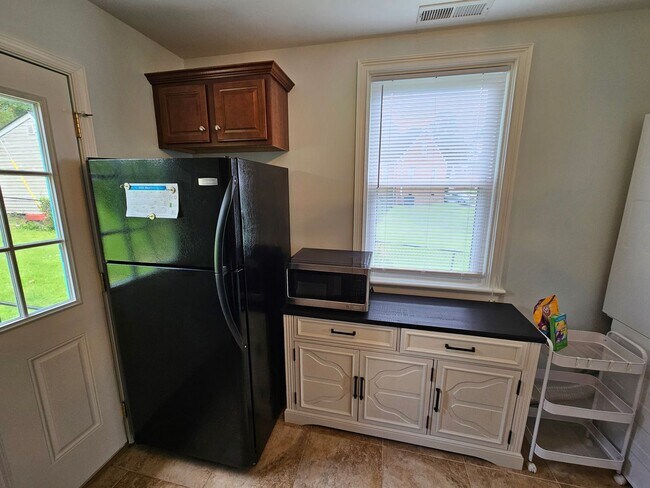 Building Photo - Newly Renovated 3BR/1BA Home - West End - ...