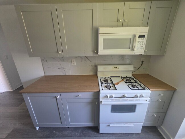 Building Photo - 2 bedroom apartment building - Poughkeepsie