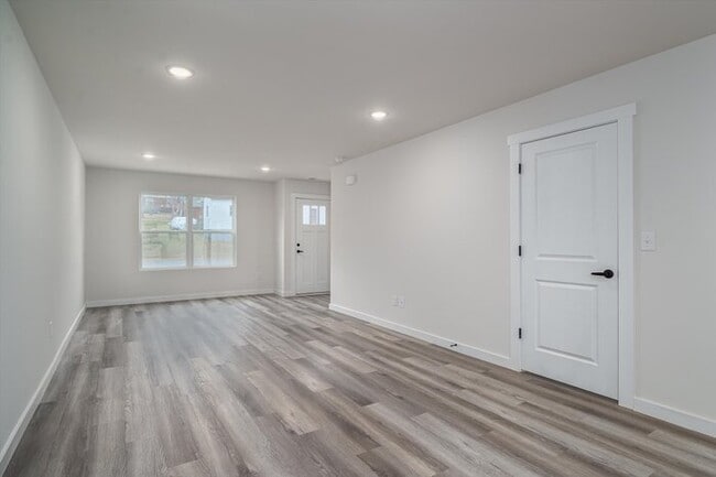 Building Photo - Live Brand-New in Hickory – Modern 3BR Tow...
