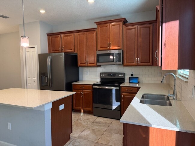 Building Photo - 4 Bed 3.5 Bath townhouse for rent in storey lake