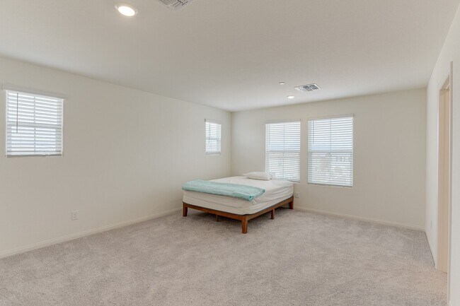Building Photo - SPACIOUS 4BEDROOM 3BATH HOME IN INSPIRADA