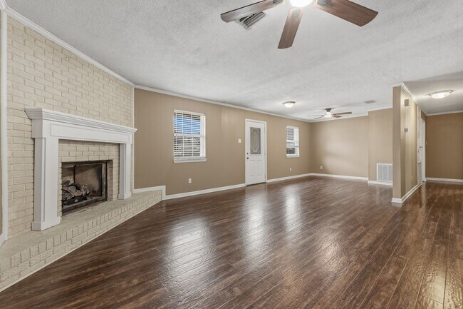 Building Photo - Nice 3 Bedroom 2 and a Half Bathroom House in Jacksonville, Arkansas