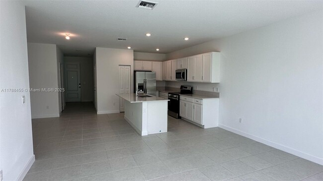 Building Photo - 4612 Hollister Ave