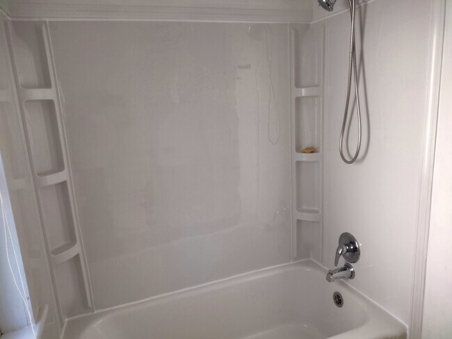 Bathtub/Shower - 1837 Sheridan St
