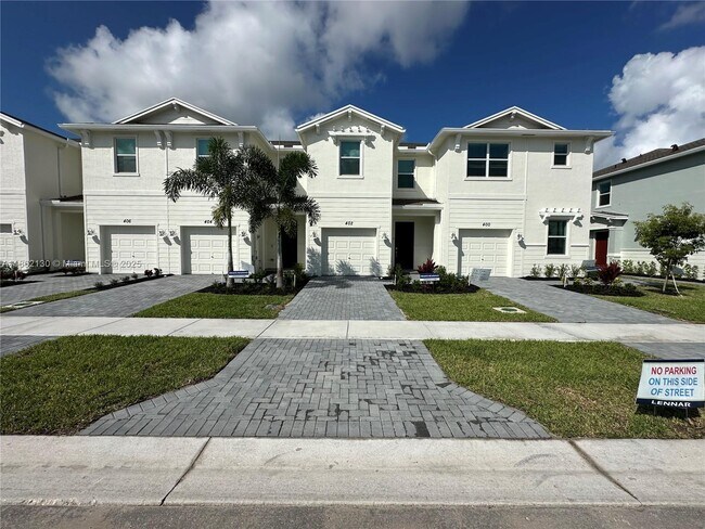 Building Photo - 402 SE Crossoak Ln