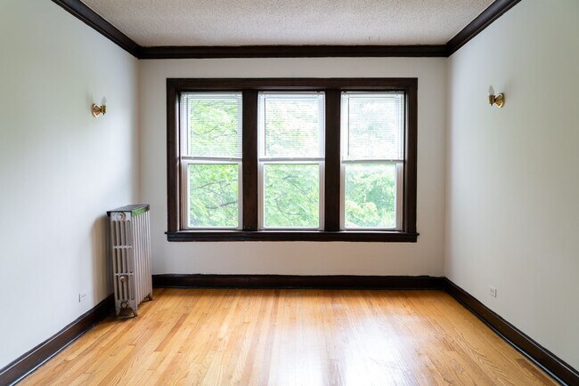 Building Photo - Ravenswood - 1 Bed / 1 Bath - Heat Included