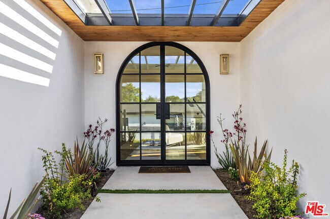 Building Photo - 4600 Don Quixote Dr