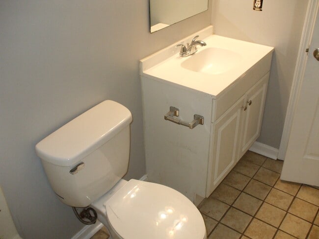 Building Photo - 816 W Town Ct