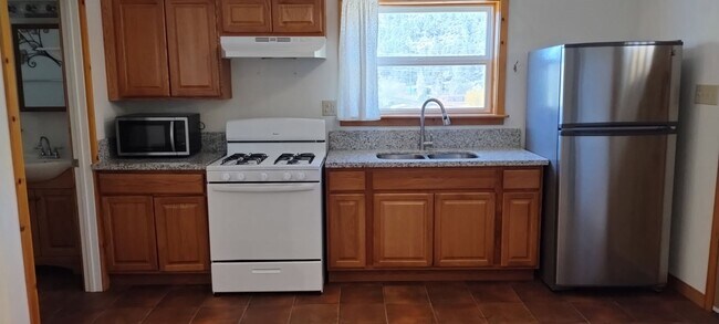 Building Photo - 6836 Lakewood Dr