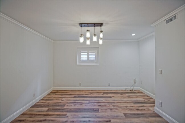 Building Photo - Beautifully Remodeled, Detached Front Town...