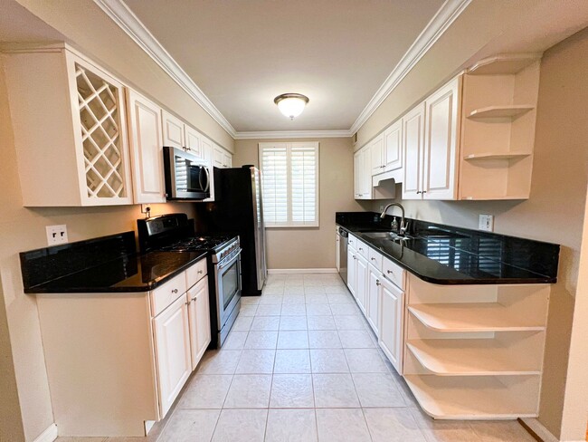 Building Photo - Sun-filled 1 Bed 1 Bath Condo With Garage ...