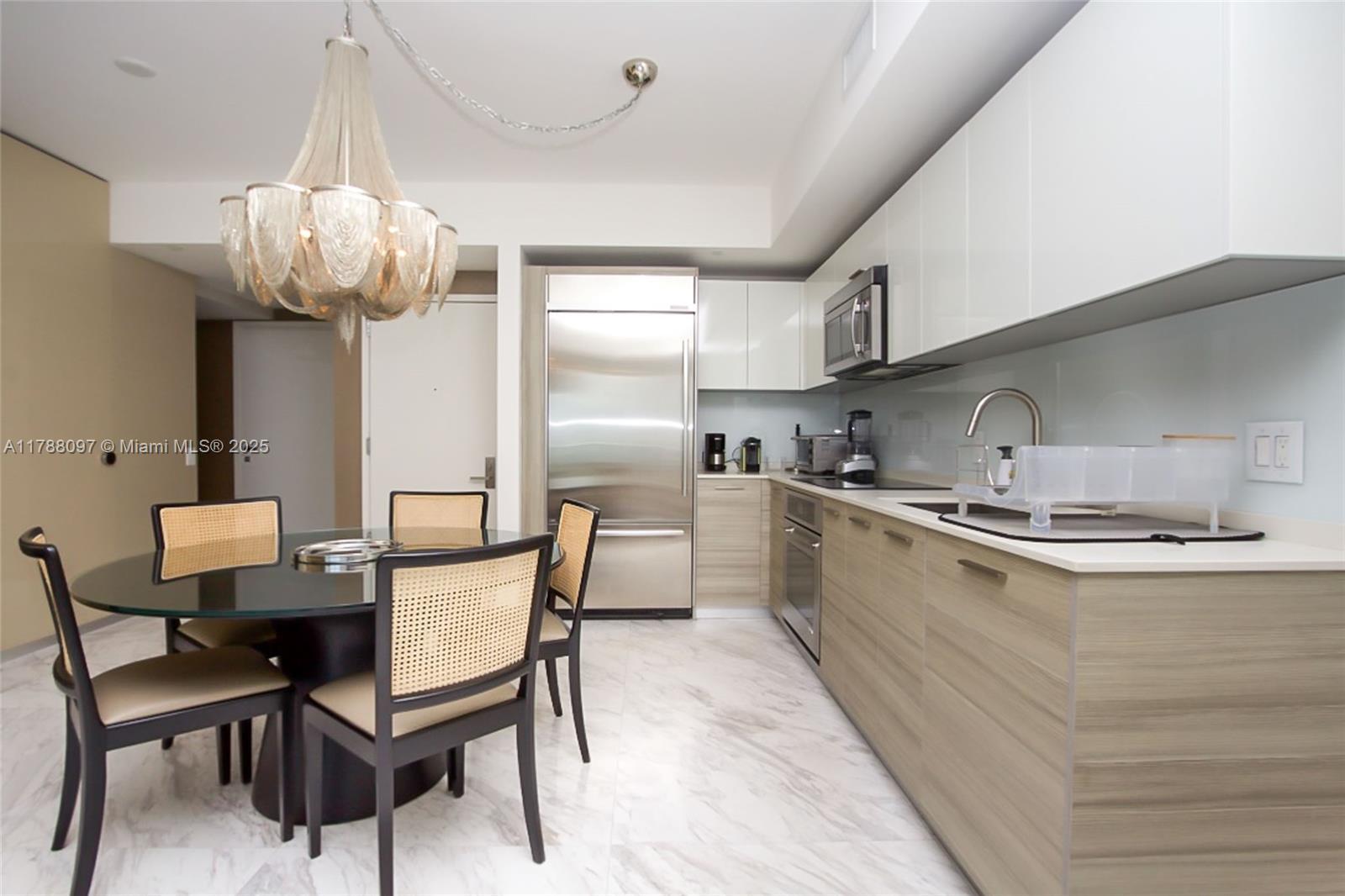 Building Photo - 1300 Brickell Bay Dr