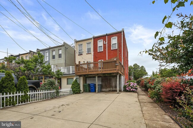 Building Photo - Gorgeous end-unit row home available for r...