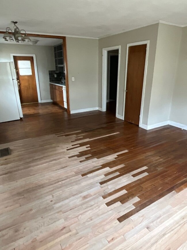 Building Photo - 2 bed 1 bath house- Walk to stadium! Available Mid-May!