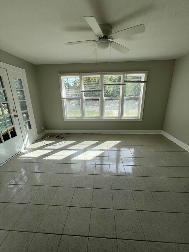 Building Photo - 216 E 49th St