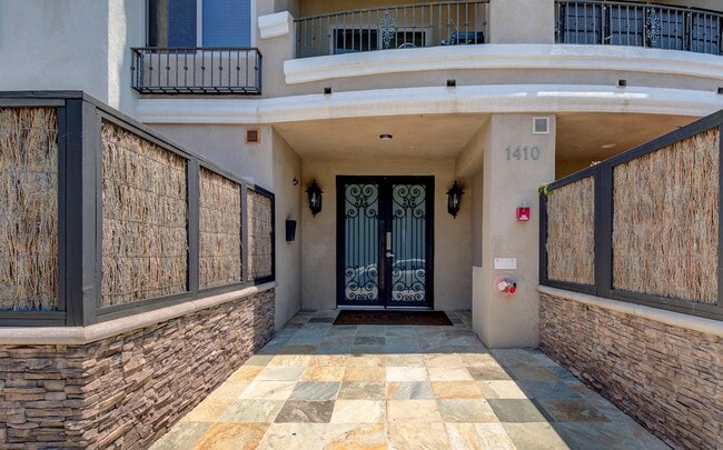 Building Photo - 1410 N Curson Ave
