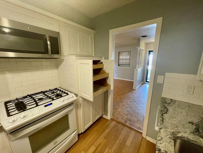 Building Photo - REMODELED HOME ON A QUIET STREET JUST ONE MILE WEST OF OU CAMPUS!