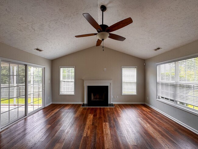 Building Photo - Lovely 3 Bed 2 Bath Plus Bonus Room Home in Raeford