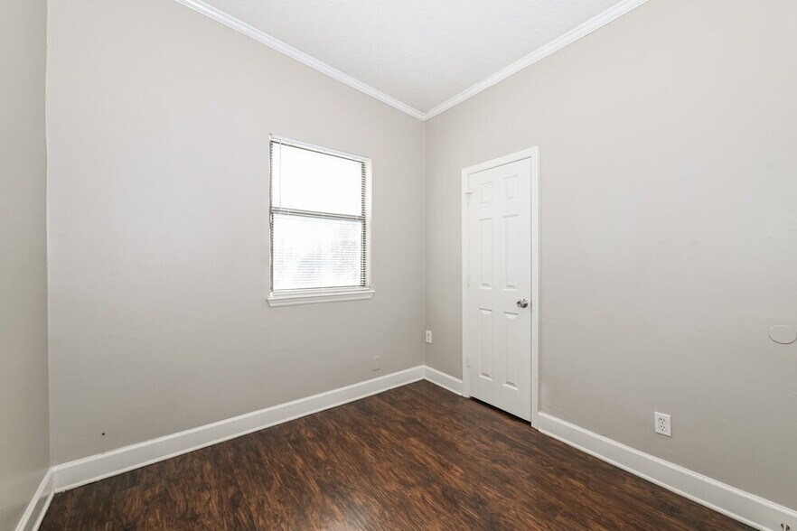 Building Photo - 2611 Lowes Pl