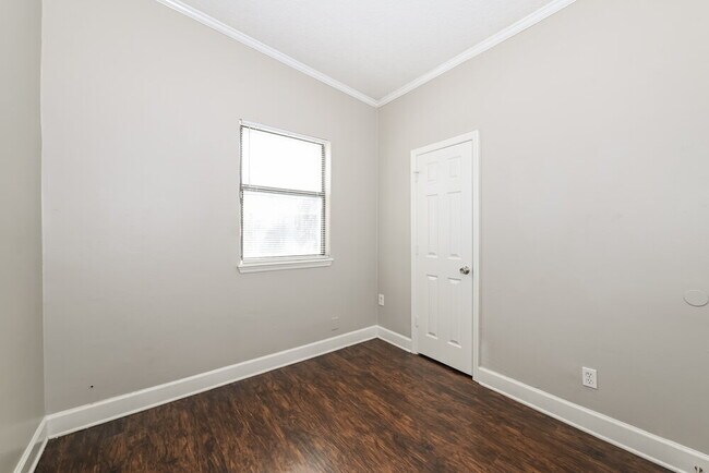 Building Photo - 2611 Lowes Pl