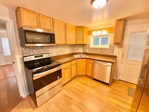 Building Photo - Newly Renovated 2 Bedroom Home in South Burlington Available 2/1