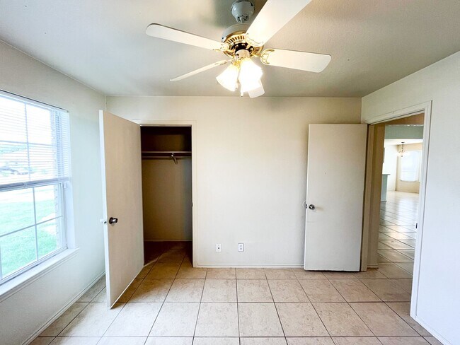 Building Photo - Available NOW!!!! Gorgeous 4 bedroom, 2 ba...