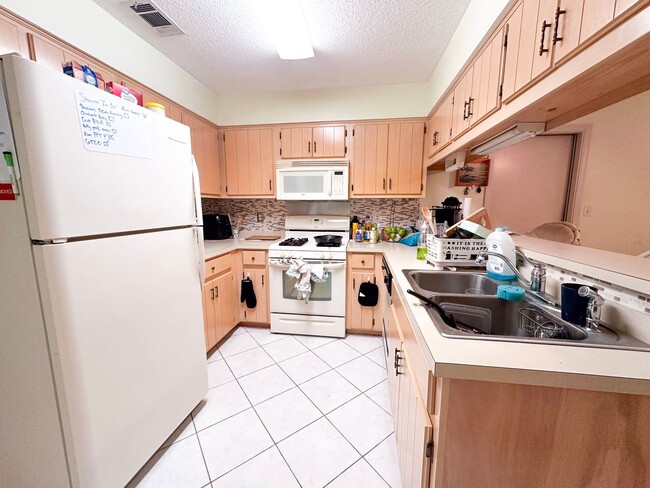 Building Photo - No HOA 3 bedroom home with whole house generator!