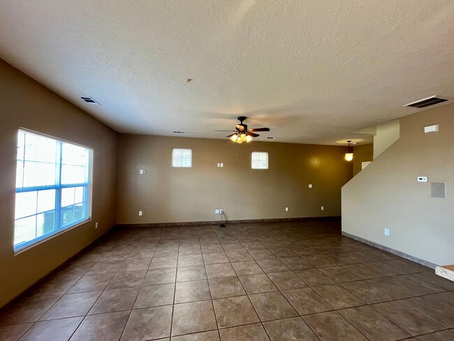 Building Photo - Spacious 3 Bedroom 2.5 Bathroom Home In Vi...