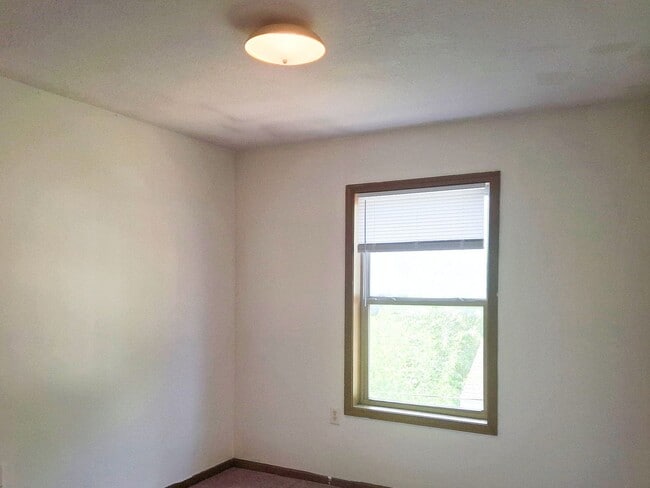 Building Photo - 4 Bed / 2 Full Bath Two-Story Home — Fresh Paint, New Flooring, Detached Garage